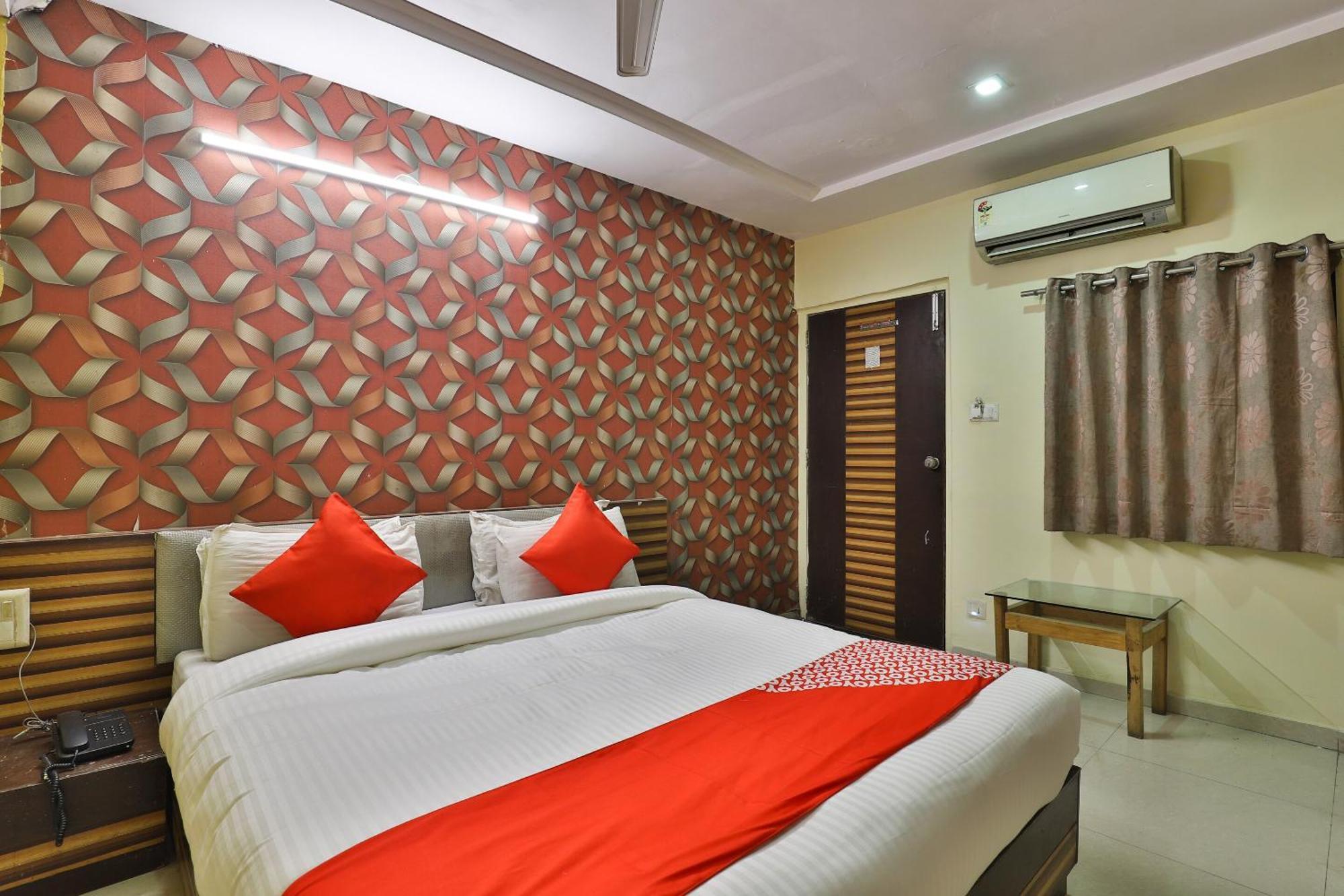 Spot On Hotel Shreeji Palace Ахмедабад Экстерьер фото