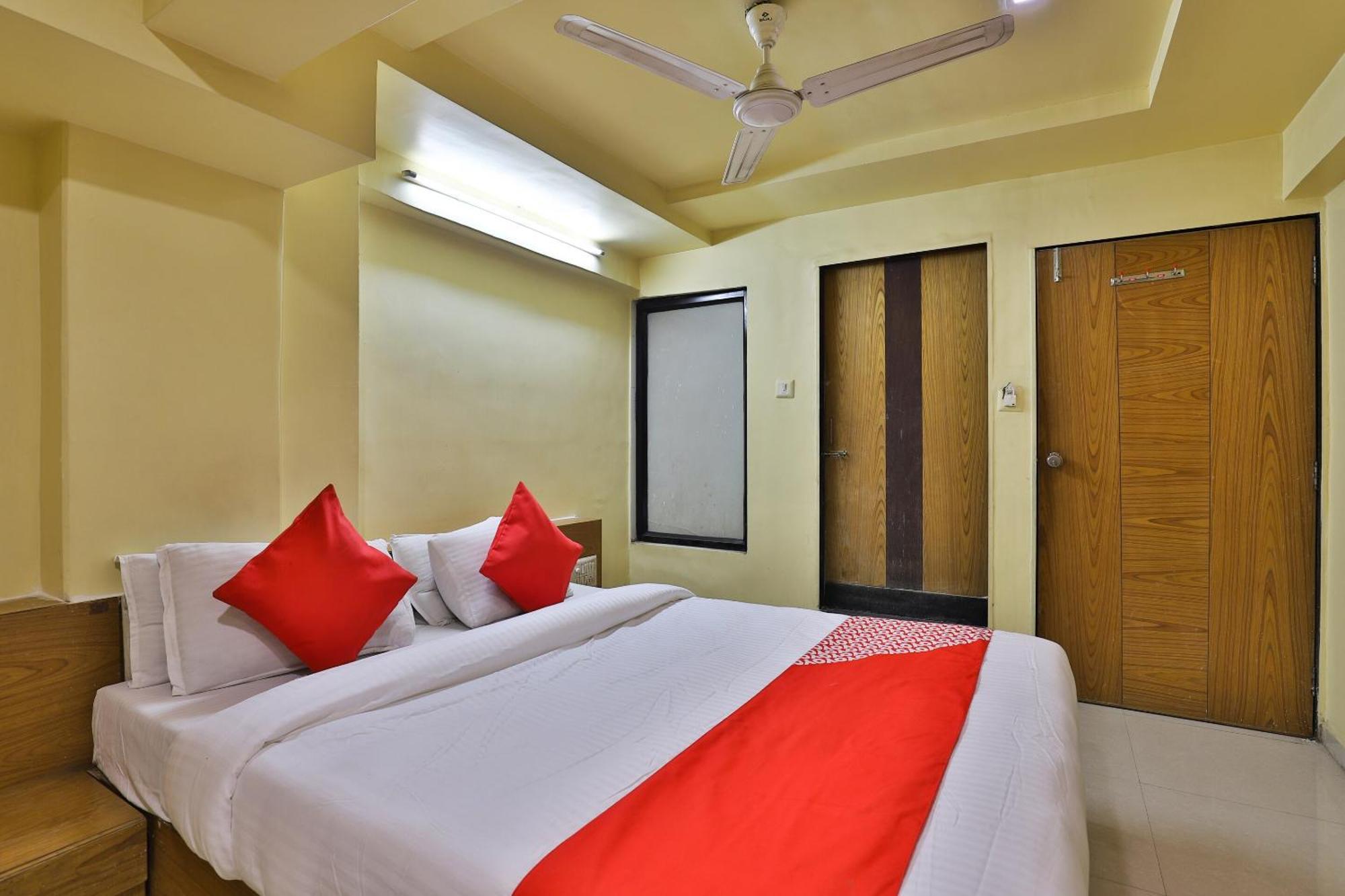 Spot On Hotel Shreeji Palace Ахмедабад Экстерьер фото