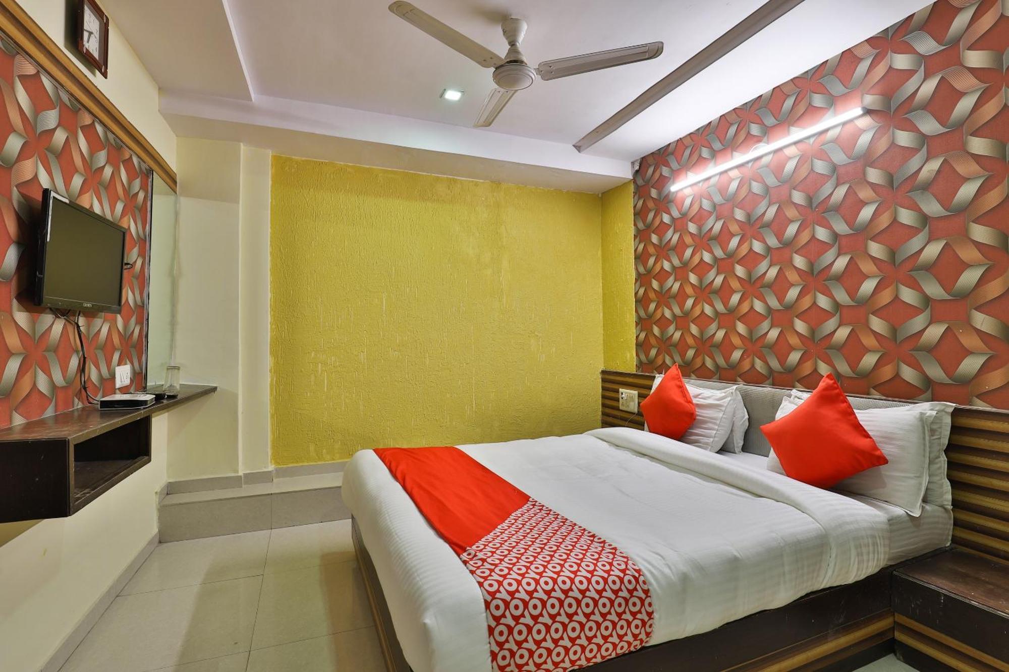 Spot On Hotel Shreeji Palace Ахмедабад Экстерьер фото