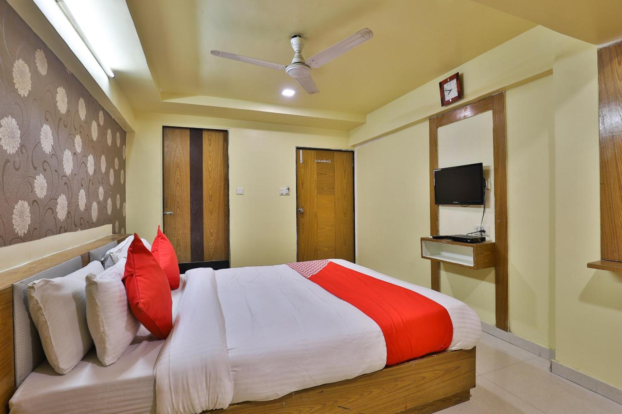 Spot On Hotel Shreeji Palace Ахмедабад Экстерьер фото