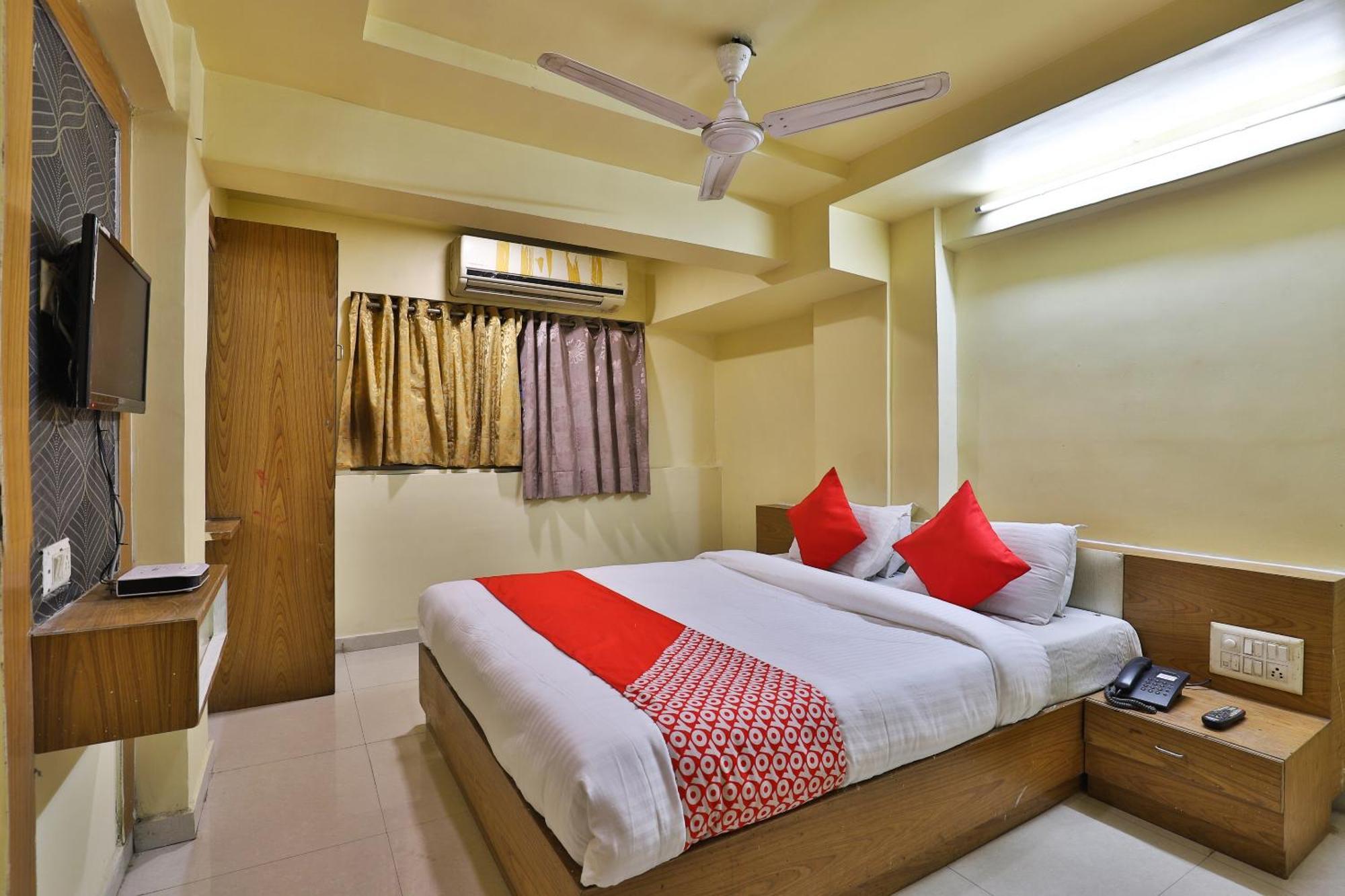 Spot On Hotel Shreeji Palace Ахмедабад Экстерьер фото