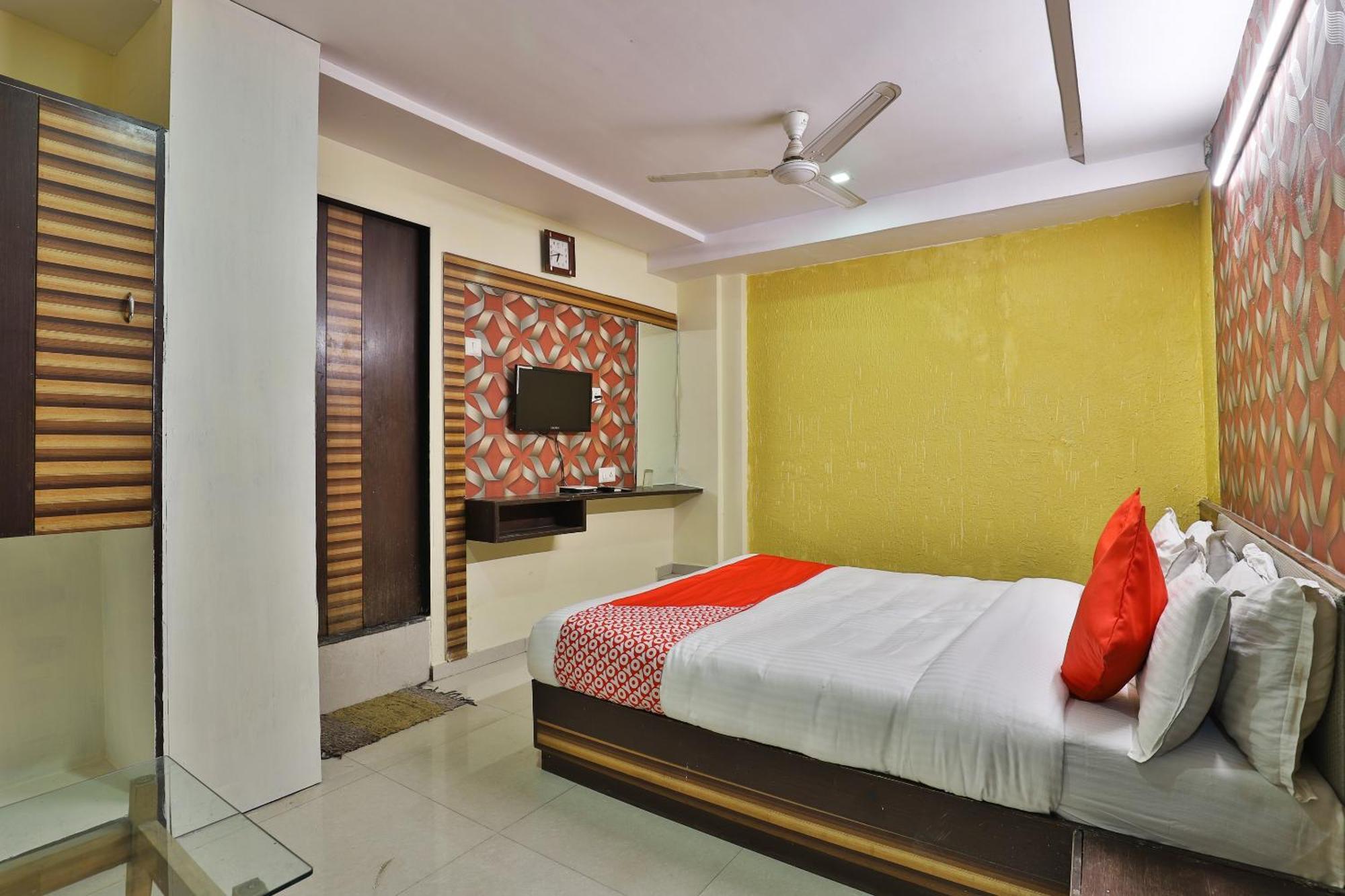 Spot On Hotel Shreeji Palace Ахмедабад Экстерьер фото